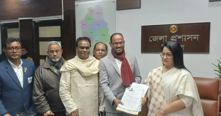 মনোনয়নপত্র জমা দিচ্ছেন সালাউদ্দিন টুকু